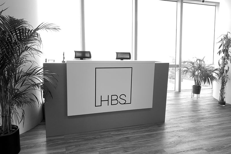 La réception HBS et son logo, tour U-Bora, Business Bay