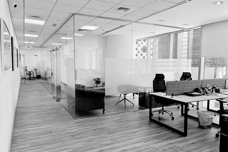L’espace de travail ouvert de HBS, vu à travers la cloison vitrée
